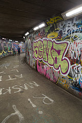 Grossbritannien  Nordirland  Belfast - Graffitis in einem Fussgaengertunnel in der City