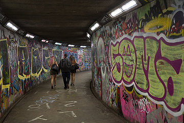 Grossbritannien  Nordirland  Belfast - Graffitis in einem Fussgaengertunnel in der City