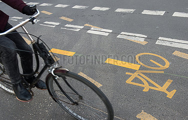 Berlin  Deutschland - Fahrrad-Symbole und Fahrradfahrer auf einem Radweg