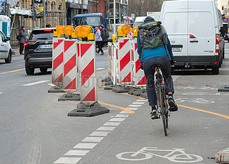 Berlin  Deutschland - Fahrradfahrer auf einem Radweg im Baustellenbereich