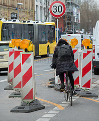 Berlin  Deutschland - Fahrradfahrerin auf einem Radweg im Baustellenbereich