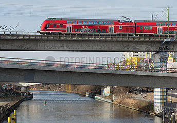 Berlin  Deutschland - DB-Regionalexpress auf dem ICE-Overfly in Richtung Berlin-Hauptbahnhof