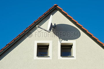 Moritzburg  Deutschland - Satellitenschuessel am Dach eines Hauses