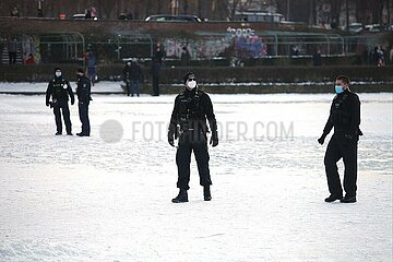 Polizei vescheucht Leute vom Eis