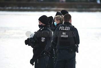 Polizei vescheucht Leute vom Eis