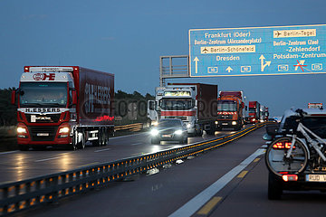 Michendorf  Deutschland  Autos und LKW fahren am Abend durch eine Baustelle