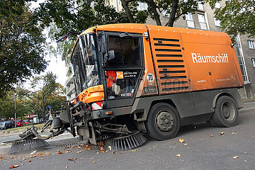 Berlin  Deutschland  Kehrmaschine der Berliner Stadtreinigung beseitigt Herbstlaub von der Fahrbahn