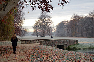 Neuhardenberg  Deutschland  Frau macht einen Spaziergang im Schlosspark