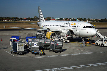 Berlin  Deutschland  Airbus A320 der Fluggesellschaft Vueling wird auf dem Vorfeld des Flughafen Berlin-Tegel beladen