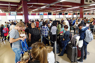 Berlin  Deutschland  Flugpassagiere stehen am Check-in im Terminal C des Flughafen Berlin-Tegel an