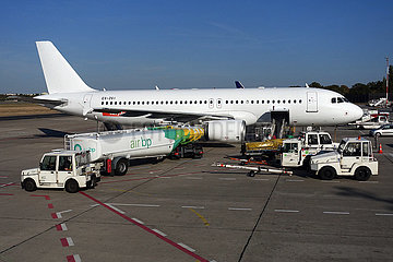 Berlin  Deutschland  Airbus A320 der Fluggesellschaft easyJet wird auf dem Vorfeld des Flughafen Berlin-Tegel aufgetankt