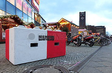 Berlin  Deutschland  Betonquader ist zum Schutz vor Terroranschlaegen an einem Weihnachtsmarkt aufgestellt