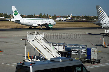 Berlin  Deutschland  Airbus A319 der Fluggesellschaft Germania und Flugzeug der SunExpress am Flughafen Berlin-Tegel