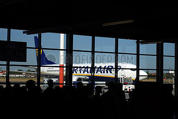 Berlin  Deutschland  Blick aus dem Terminal C des Flughafen Berlin-Tegel auf eine Boeing 737 der Fluggesellschaft Ryanair