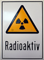 Berlin  Deutschland  Warnschild vor Radioaktivitaet