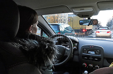 Berlin  Deutschland  Frau beim Autofahren in der Stadt