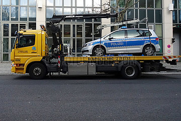 Berlin  Deutschland  Polizeiauto steht vor dem Landeskriminalamt auf einem Abschleppwagen
