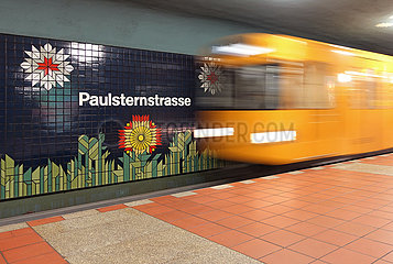 Berlin  Deutschland  U Bahn der Linie 7 faehrt in den Bahnhof Paulsternstrasse ein