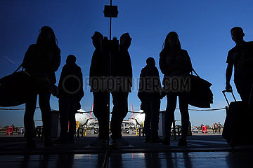 Berlin  Deutschland  Silhouetten von Reisenden auf dem Weg vom Flugzeug zum Terminal am Flughafen Berlin-Tegel