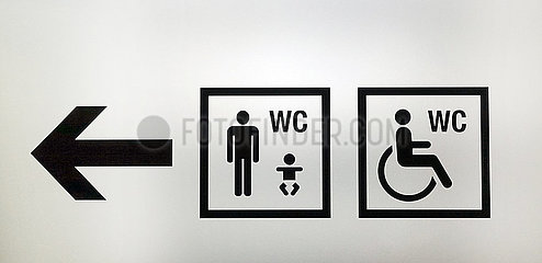 Berlin  Deutschland  Piktogramm. Herren-WC mit Wickelraum und WC fuer Menschen mit Handicap links