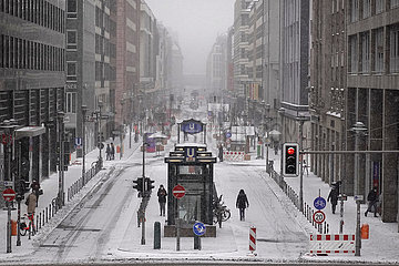 Berlin  Deutschland  Blick auf die Friedrichstrasse bei heftigem Schneefall