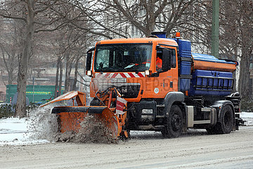 Berlin  Deutschland  Winterdienst der BSR befreit eine Strasse vom Schnee