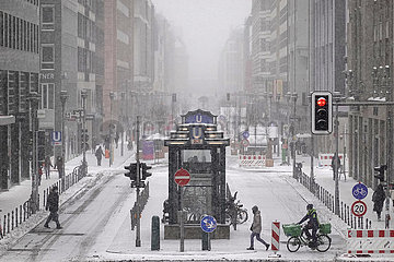 Berlin  Deutschland  Blick auf die Friedrichstrasse am U-Bahnhof Stadtmitte bei heftigem Schneefall