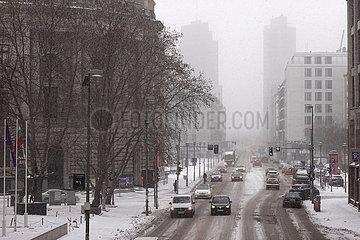 Berlin  Deutschland  Blick auf die Leipziger Strasse bei heftigem Schneefall
