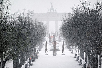 Berlin  Deutschland  heftiger Schneefall auf der Strasse Unter den Linden
