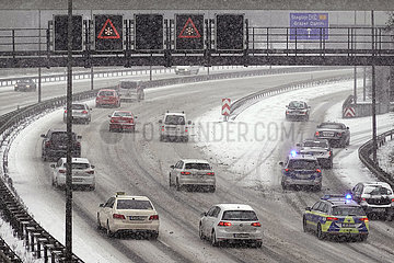 Berlin  Deutschland  Autos fahren bei heftigem Schneefall auf der A100