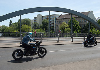 Berlin  Deutschland - Motorradfahrer auf der Lessingbruecke in Berlin-Moabit