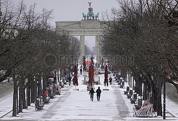 Berlin  Deutschland  Menschen bei Schneefall auf dem Mittelstreifen der Strasse Unter den Linden