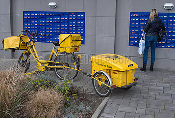Berlin  Deutschland - Fahrrad eines Briefzustellers der Deutschen Post