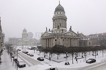 Berlin  Deutschland  heftiger Schneefall am Gendarmenmarkt