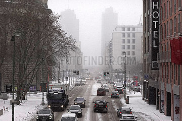 Berlin  Deutschland  Blick auf die Leipziger Strasse bei heftigem Schneefall