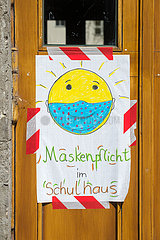 Berlin  Deutschland - Hinweisschild Maskenplicht in Schule