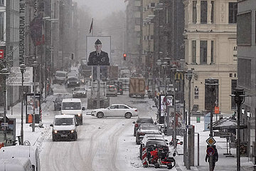 Berlin  Deutschland  Blick auf den ehemaligen Checkpoint Charlie bei heftigem Schneefall