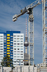 Berlin  Deutschland - Baukraehne in der Berliner Innenstadt