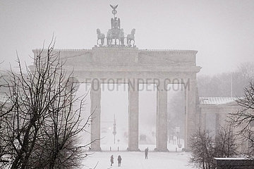 Berlin  Deutschland  heftiger Schneefall am Brandenburger Tor