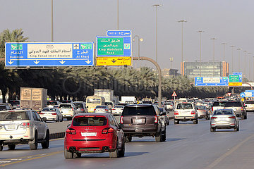 Riad  Saudi-Arabien  Strassenverkehr in der City
