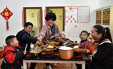 CHINA-SICHUAN-Liangshan-Wander- Mutter-SPRING Festival (CN)