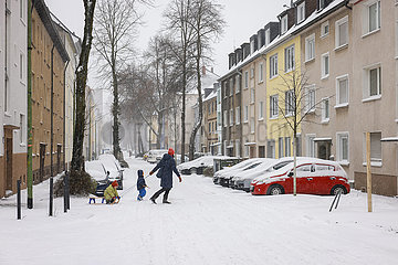 Wintereinbruch  zugeschneite Wohnstrasse  Essen  Nordrhein-Westfalen  Deutschland