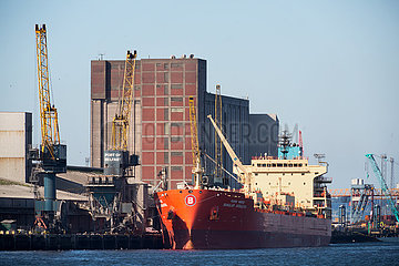 Grossbritannien  Nordirland  Belfast - Der Tanker Banglar Agrajatra aus Bangladesch an einem Pier des Port of Belfast
