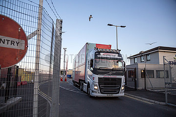 Grossbritannien  Nordirland  Belfast - Port of Belfast  LKW verlaesst das Geleande einer Spedition