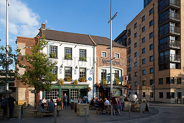 Grossbritannien  Nordirland  Belfast - Das Irish Pub Mc Hugh's am Queen's Square im Stadtzentrum