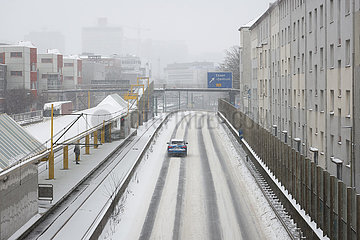 Wintereinbruch  Eis und Schnee auf der Autobahn A40  Essen  Nordrhein-Westfalen  Deutschland