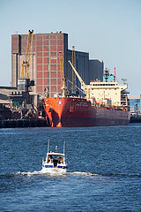 Grossbritannien  Nordirland  Belfast - Der Tanker Banglar Agrajatra aus Bangladesch an einem Pier des Port of Belfast