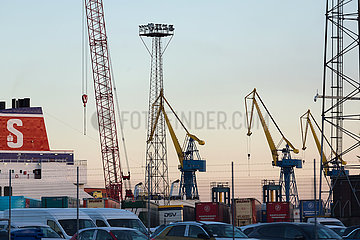 Grossbritannien  Nordirland  Belfast - Kraene und Container im Port of Belfast