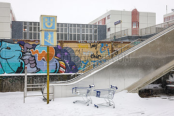 Wintereinbruch  Einkaufswagen stehen im Schnee  Essen  Nordrhein-Westfalen  Deutschland