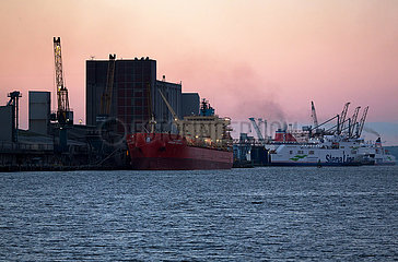 Grossbritannien  Nordirland  Belfast - Der Tanker Banglar Agrajatra aus Bangladesch an einem Pier des Port of Belfast  rechts Faehre von Stena Line